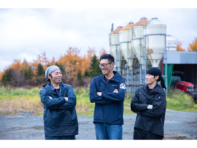 週休2日制や各種手当が充実しているのも働くスタッフのことを想ってのこと。
いつもスタッフに寄り添ってくれる社長です(真ん中)。
スタッフとの距離も近く、和気あいあいとしています。