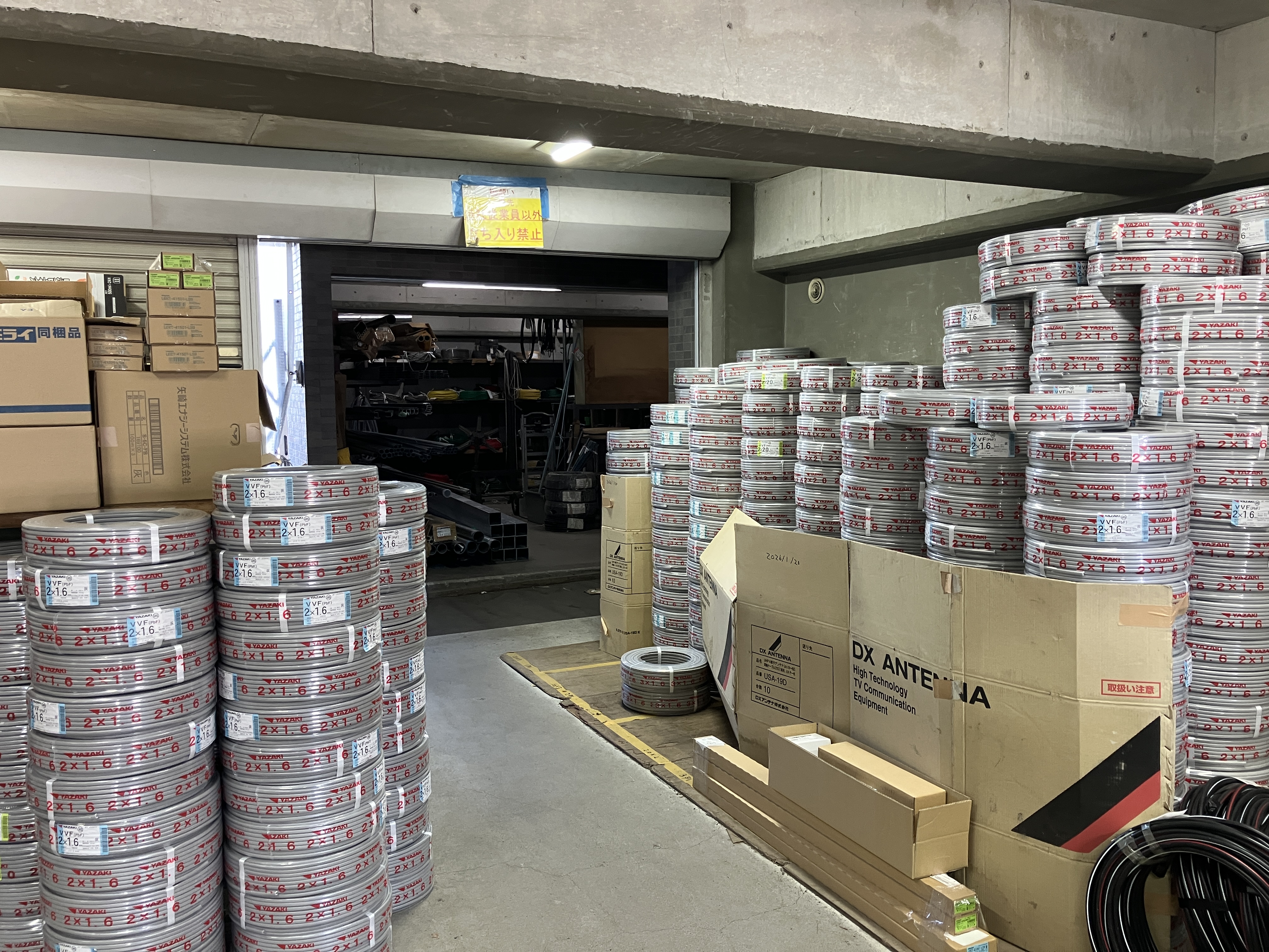 こちらは倉庫内の様子です。
普段見慣れないようなものたちですが、実はあなたの生活を支えている資材ばかりなんです！