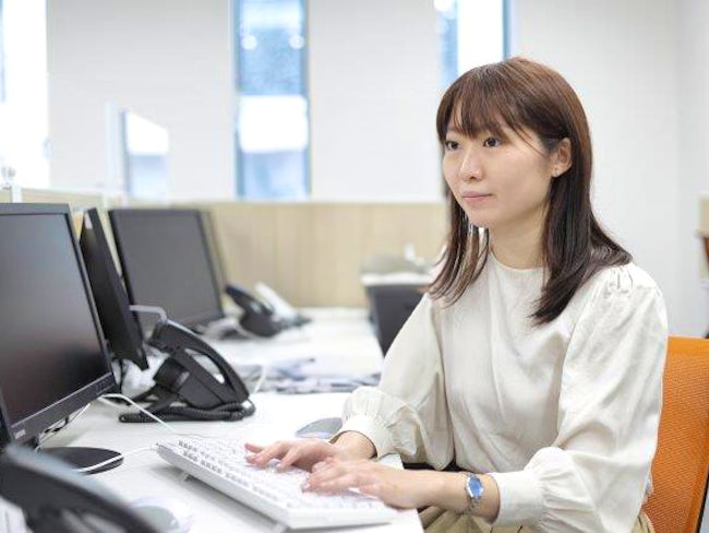 研修でイチからしっかりお教えしますので、保険業界未経験の方や無資格の方も応募OK!保険の知識を付けながら働ける、まさに一石二鳥のお仕事です。