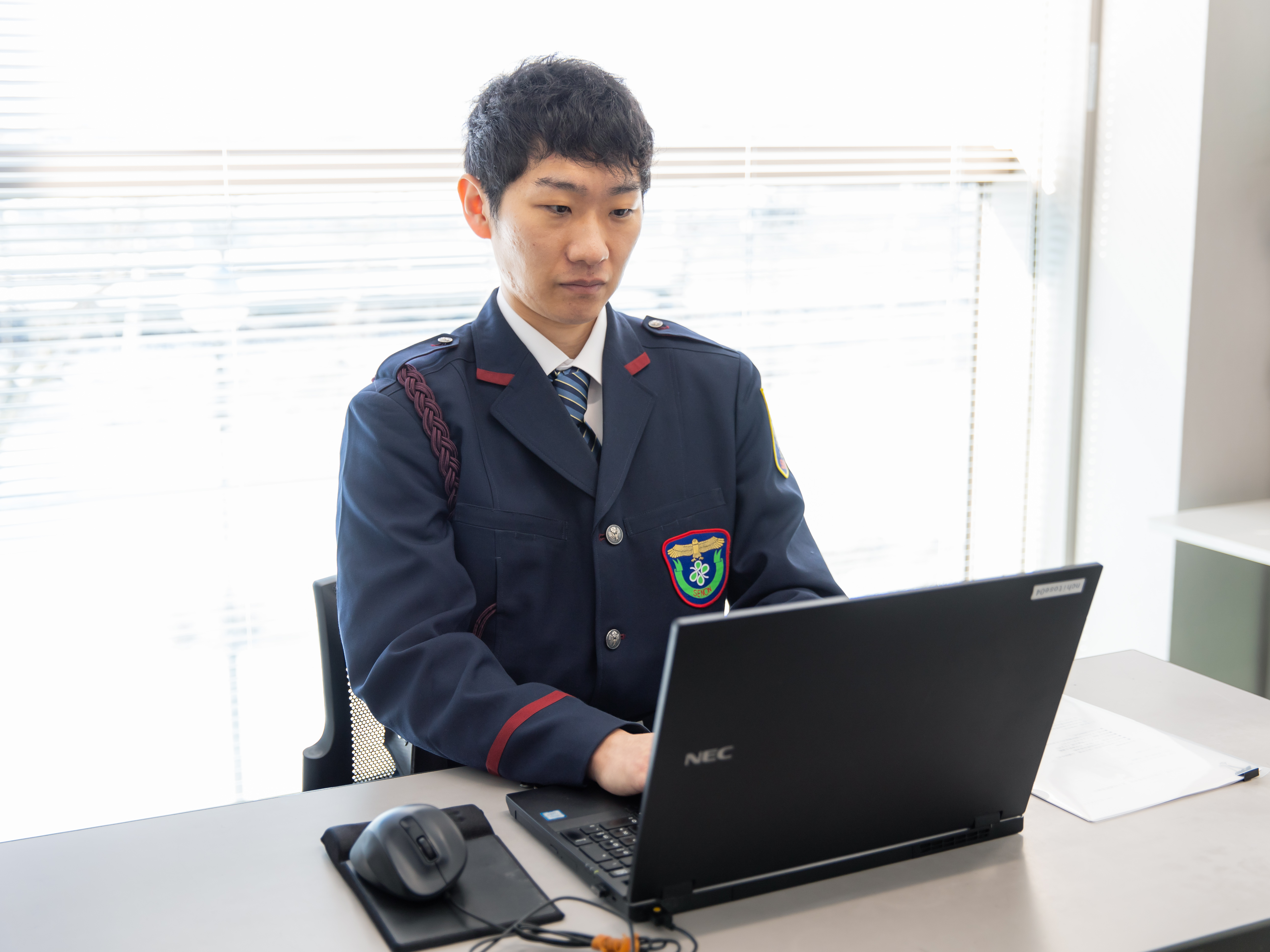 施設内警備は、巡回やモニター監視、来客対応などがメイン。体の負担が少なく、長く活躍できる環境です。