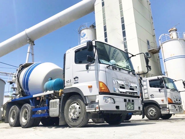 今回の採用では、単車のミキサー車の乗車予定ですが、
トレーラーなどのステップアップも可能!
またバラセメントの配送や運行管理者など、ジョブチェンジ、主任へステップアップなど、長く勤められる職場環境です。