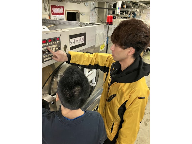 当クリーニング工場は就労継続支援事業所として障がいのある方の就労をサポートしています。障がいのある方が安心安全に作業に従事できるよう、いろいろな形で通所する皆さんのサポートを行ってもらいます。