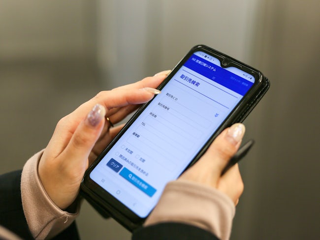 【社内ツールで効率化◎】会社支給の社用携帯には、当社専用の社内システムが入っています。顧客情報の閲覧から入力・管理、日報の入力までできるので、外出しながらでも効率良く業務を進めることができます。