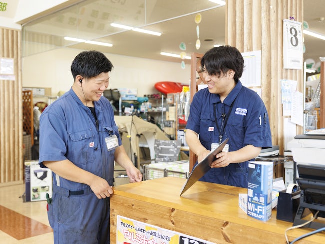 <販売スタッフ>販売業務ではお客さまからの商品の問合せなども大切なお仕事です。 勤務時は4〜5名体制。男女ともに先輩がサポートしてくれますので、分からない事は直ぐに解決できます!