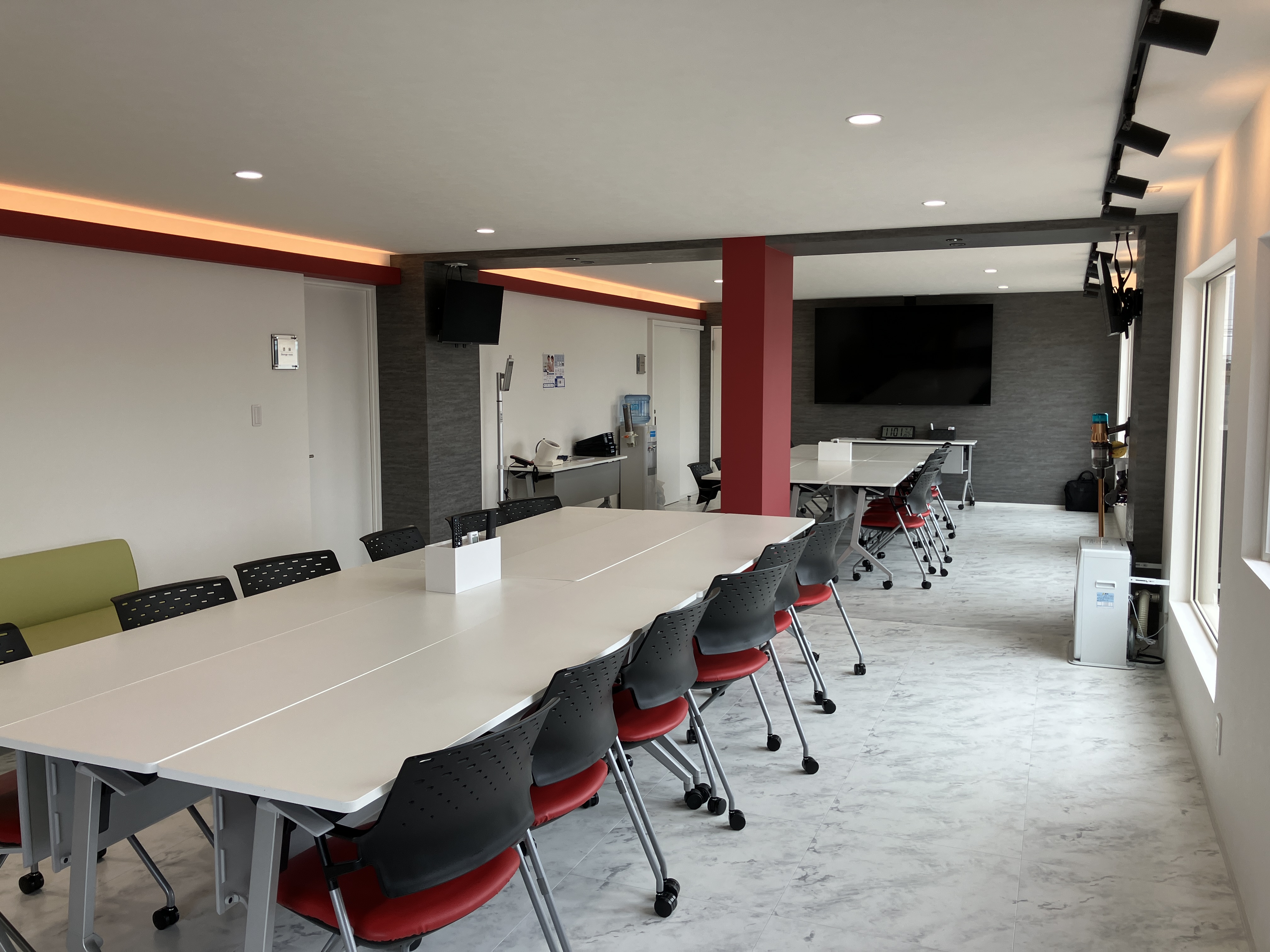 【従業員の声から休憩室を新設】
喫煙所や大型テレビなど、設備が整ったキレイな環境。
現在2名女性ドライバーが在籍しており、今後増えてもいいように、女性専用の休憩室やトイレも完備しました。