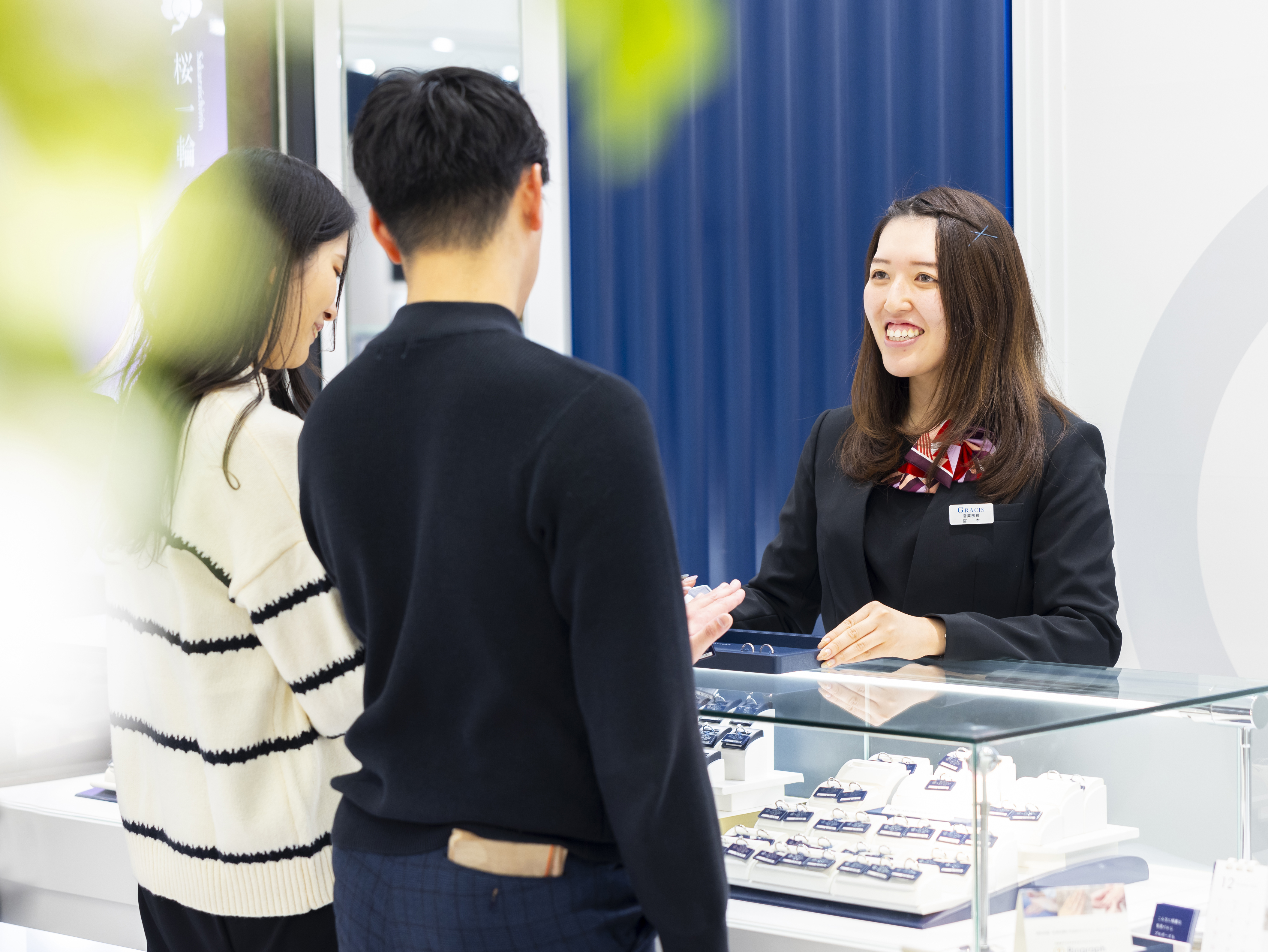 お客様が来店されたらまずはお席でヒアリングをします。何をお求めか、メーカーの希望はあるか、シンプルなものかキラキラ系どちらが好きかなど、カウンセリングシートを使ってお客様の好みなどを把握していきます。