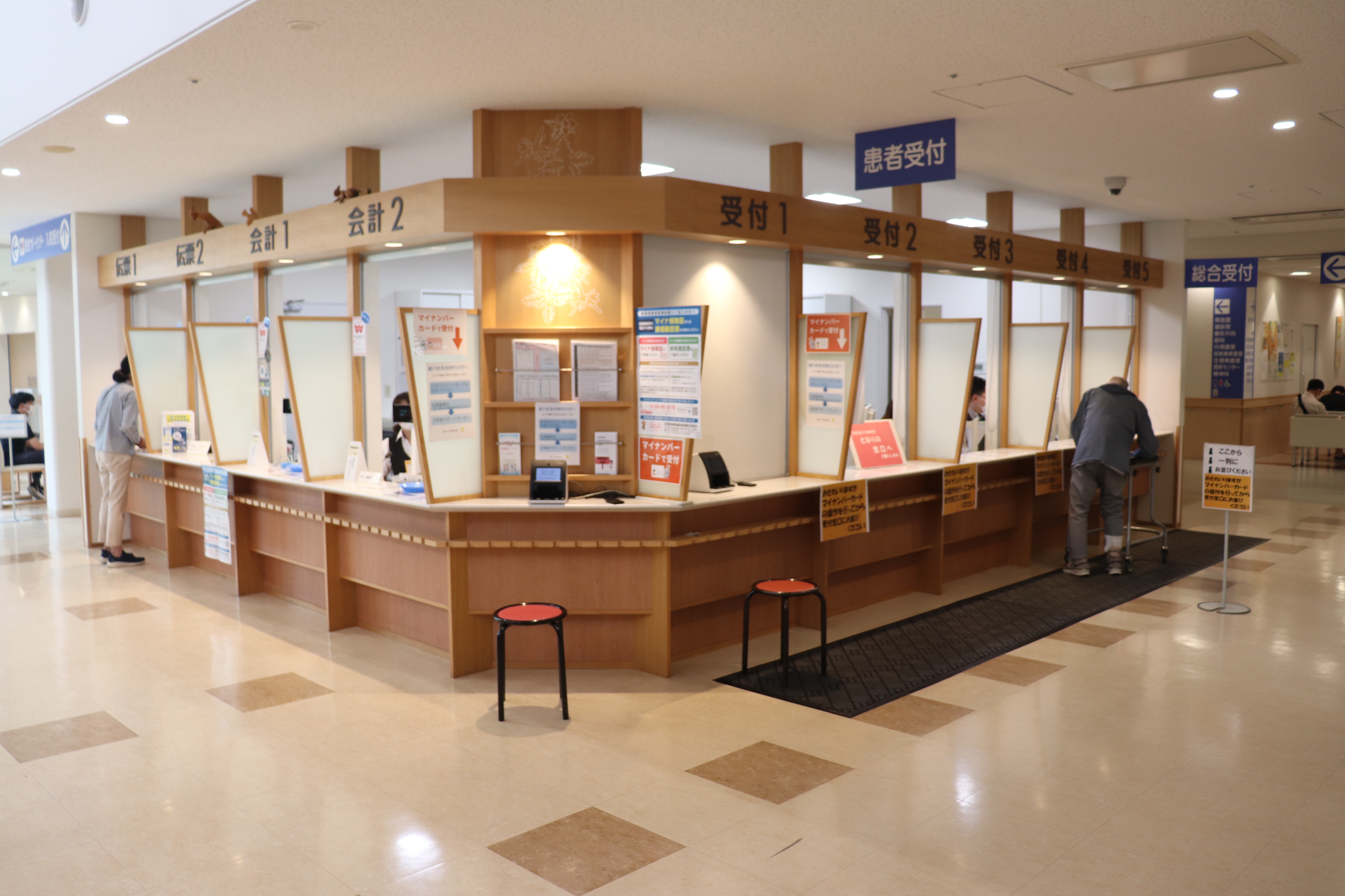 土曜・日曜・祝日休みなので、プライベートも充実できます。希望を出せば休みは取りやすく、突発的な休みもみんなでカバーするチームワークがあります。