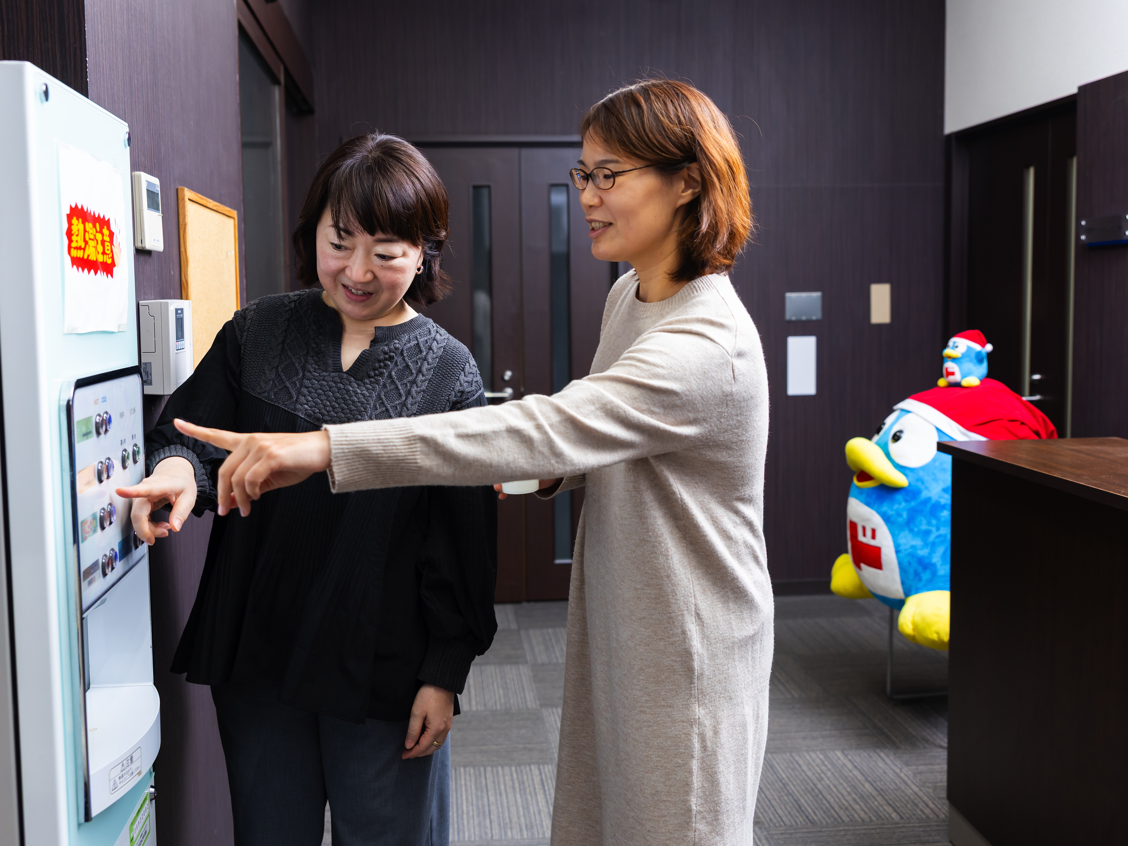 「このドリンクよく飲んでるよ！」「美味しいの〜？」といったコミュニケーションも。ただ、会社全体での飲み会など勤務外のお付き合いはほぼないのでほどよい距離感です。