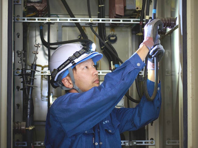 当社では、高圧受電設備を中心とした内線工事を請け負っています。工場やビル、商業施設など幅広く実績があります。一般住宅系の電気工事を行っている方の、キャリアアップも応援致します。