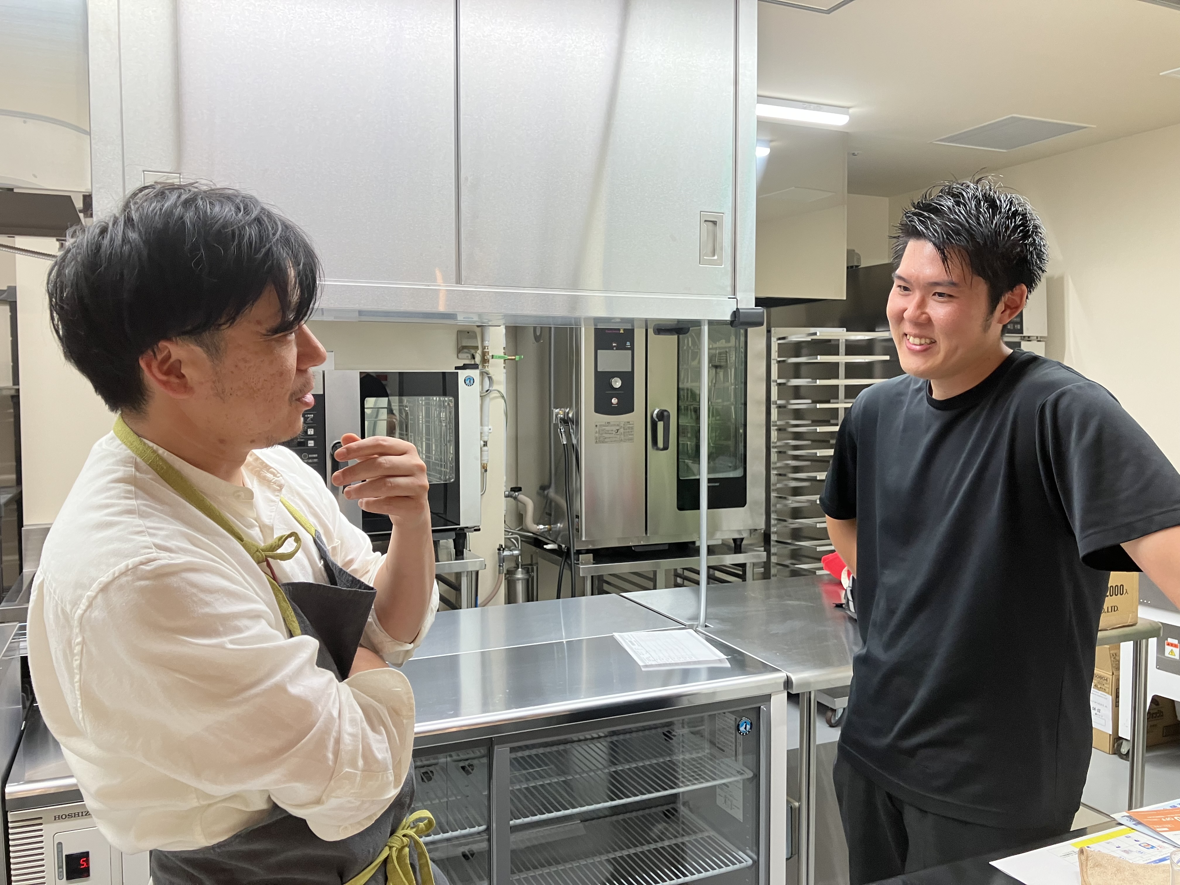 夜はワインバー、昼はランチ、早朝はパンの製造と、時間帯によって違う表情を見せるお店。北海道の魅力を、さまざまな形で届けていきます。