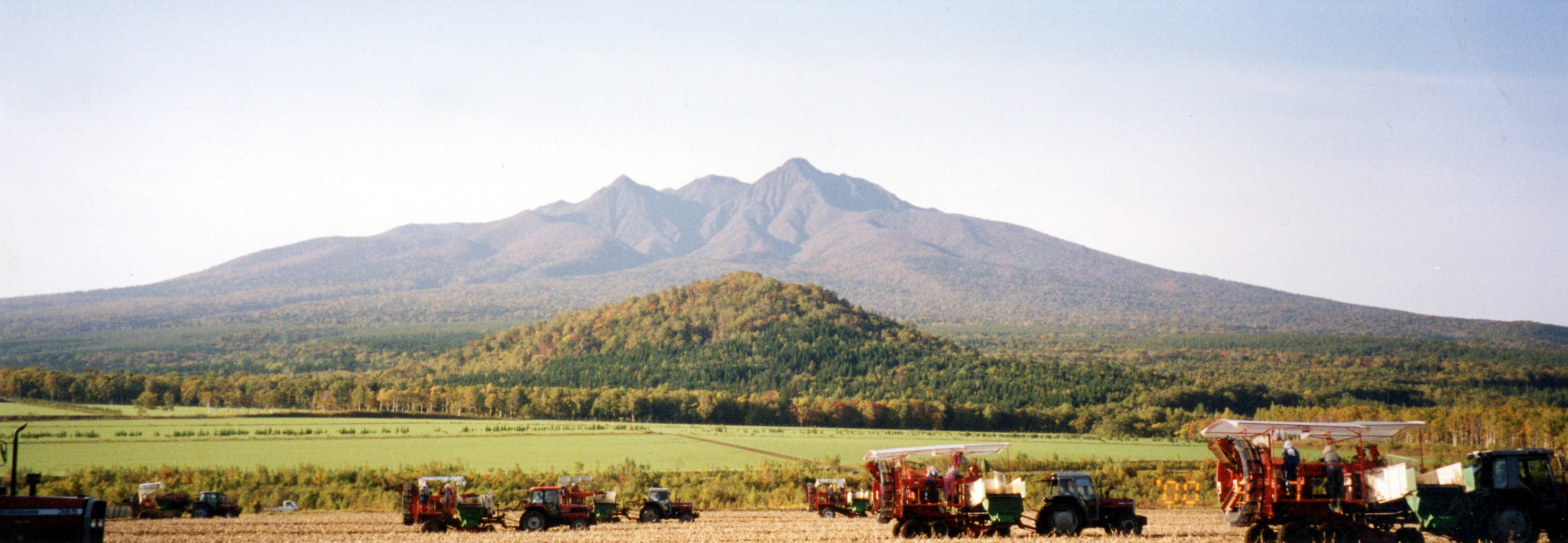 斜里町はオホーツク総合振興局最東部に位置し、オホーツク海に面し自然豊かな世界遺産『知床』がある町。近隣には網走市や中標津町があり観光シーズンは多くの観光客が訪れ、レジャー・生活・娯楽も充実しています。