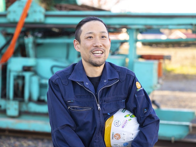 労働環境を見直し転職。経験が生かせ、給与も良く土日休みの丸幸ジオテックへ入社。先輩の支えもあり作業員から重機オペレーターへキャリアアップ。工夫を評価してくれる社風も魅力です。(重機オペレーター/吉田)