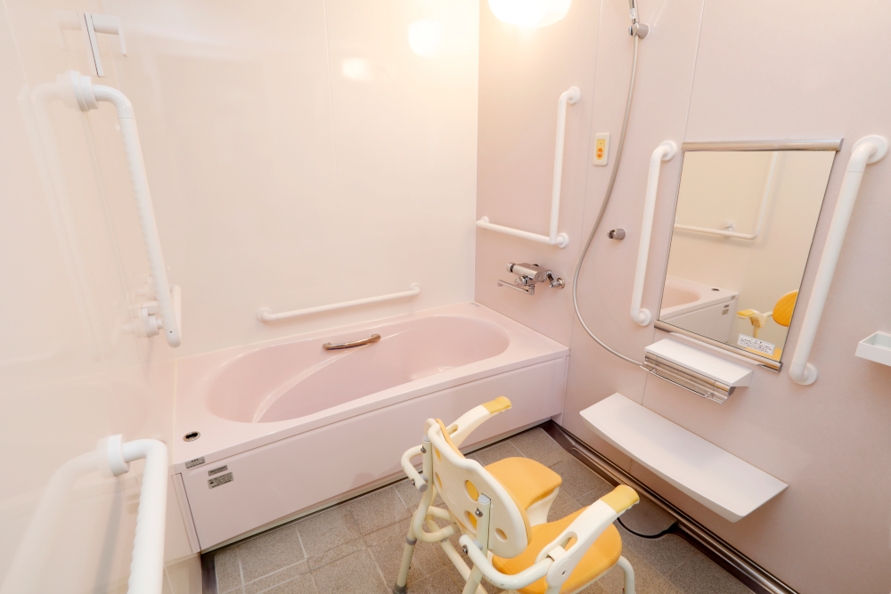 清潔空間のコンパクトな浴室