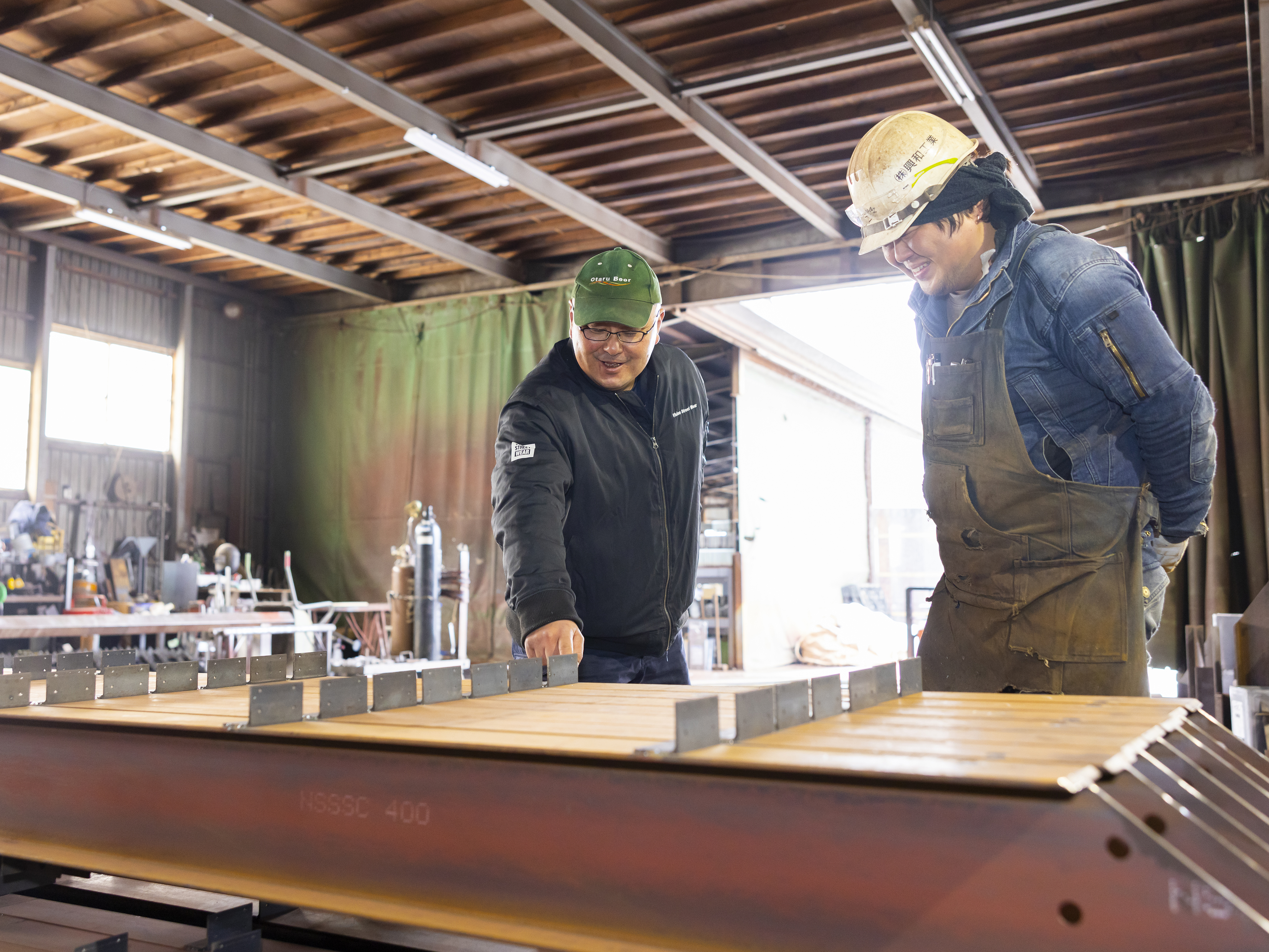 牛舎の制作は専門性は高いのは確かですが、活躍しているスタッフのほとんどが業界未経験からのスタートでした。
不安な新人の気持ちもよく理解していますので、みんなで丁寧に目をかけながら育てていきますよ。