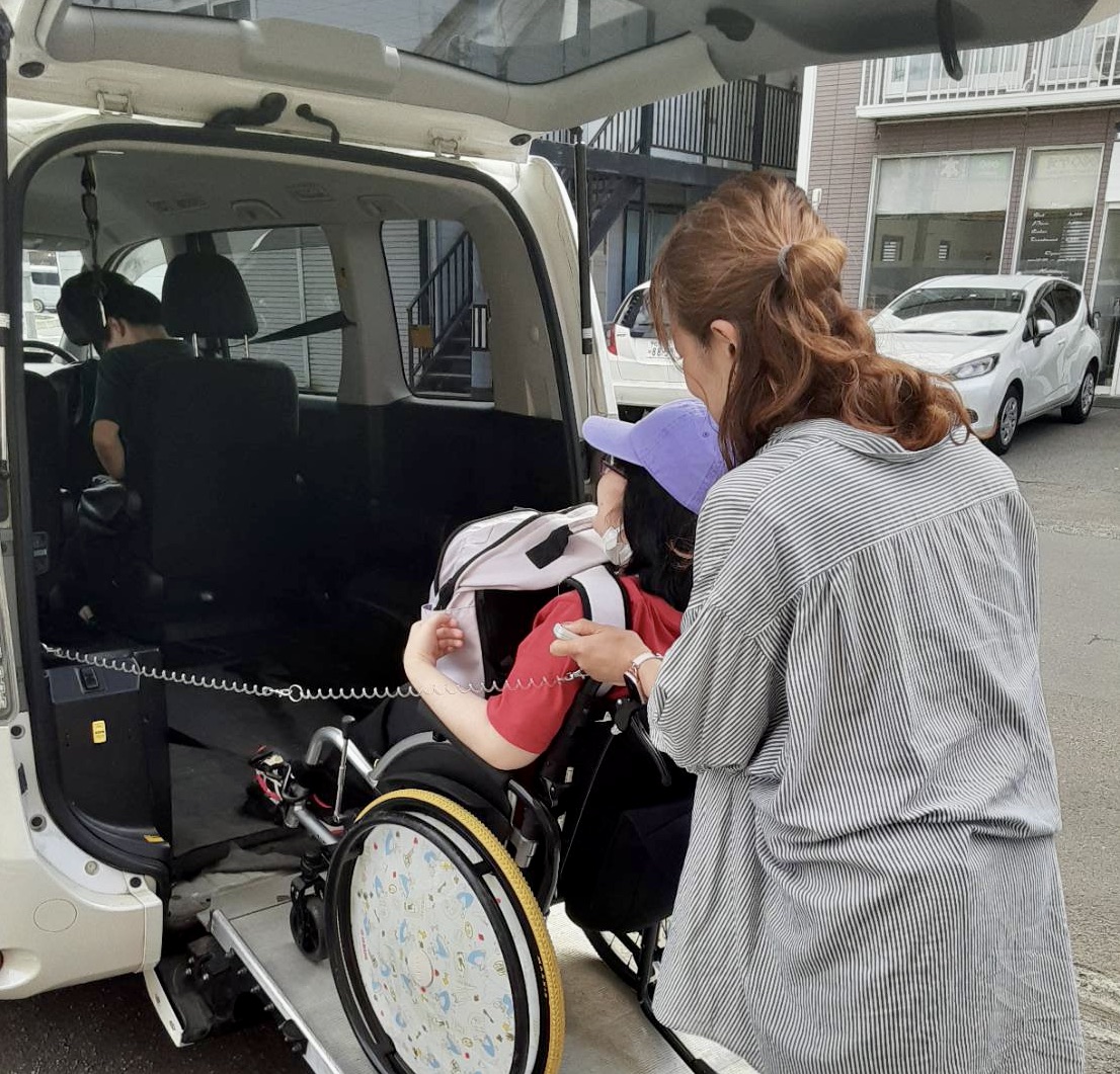 送迎範囲は麻生・栄町エリアが中心で事業所から15〜20分程度です。