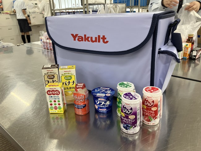 40の国と地域で販売を展開し、毎日約4,000万本が愛飲されているヤクルトの乳製品。ヤクルトや、ジョア・ミルミルなどのおなじみの商品の他、化粧品から健康食品まで幅広い商品を取り扱っています。