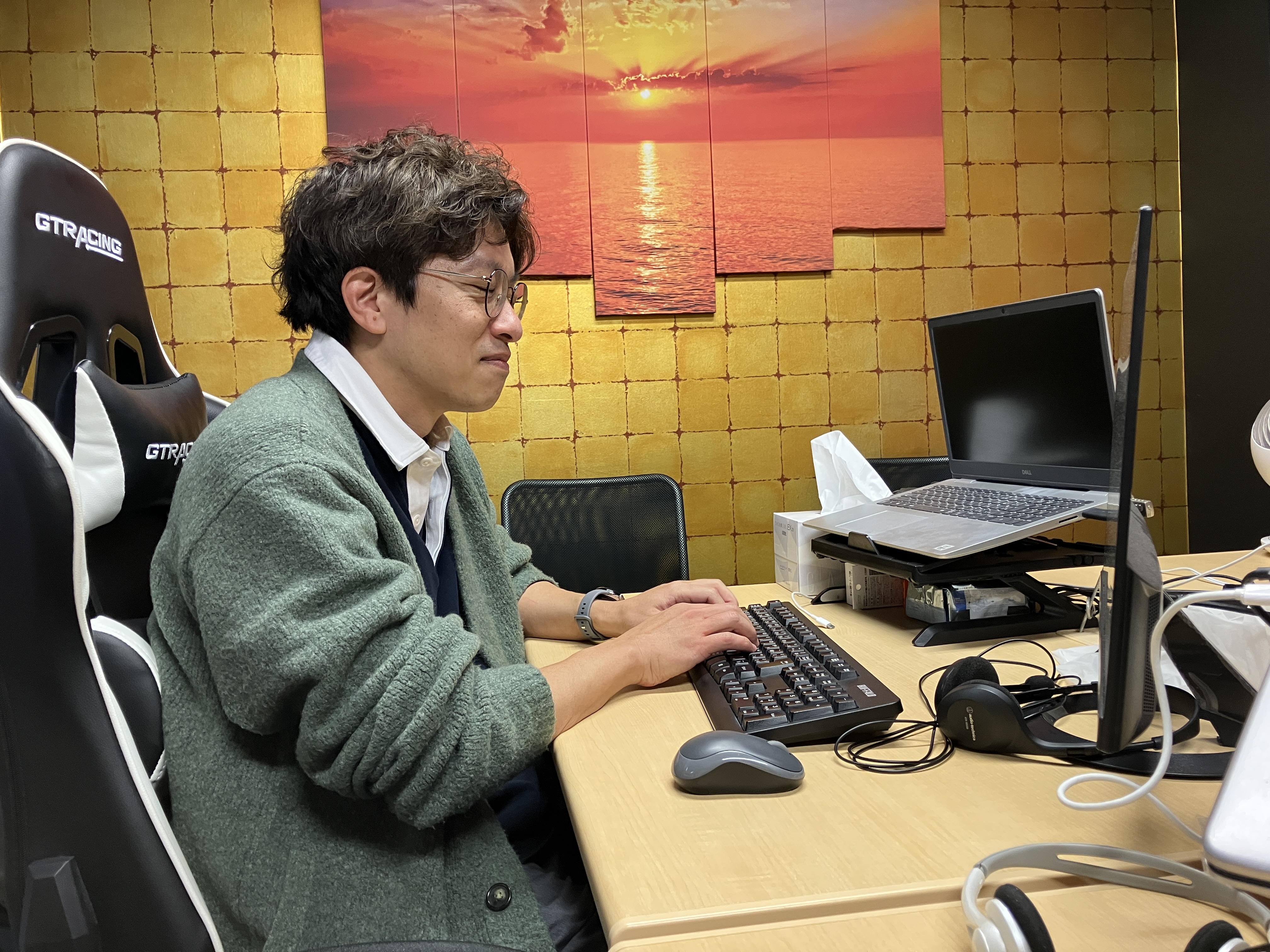 【その2】隔月の飲み会（強制参加ではありません）や麻雀・ボードゲーム・筋トレなど部活動も盛んで、仕事も遊びも全力。オンオフの切り替えがしやすく、社員同士が程よい距離感で仲が良いのが自慢です｡