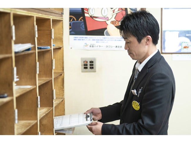 1日の乗務が終わり帰社しました。帰社後にまずやることは、日報のチェック。売上と乗務記録を照らし合わせ、間違いがないかを確認します。パソコンを使うような作業は一切無いので、安心して下さい。