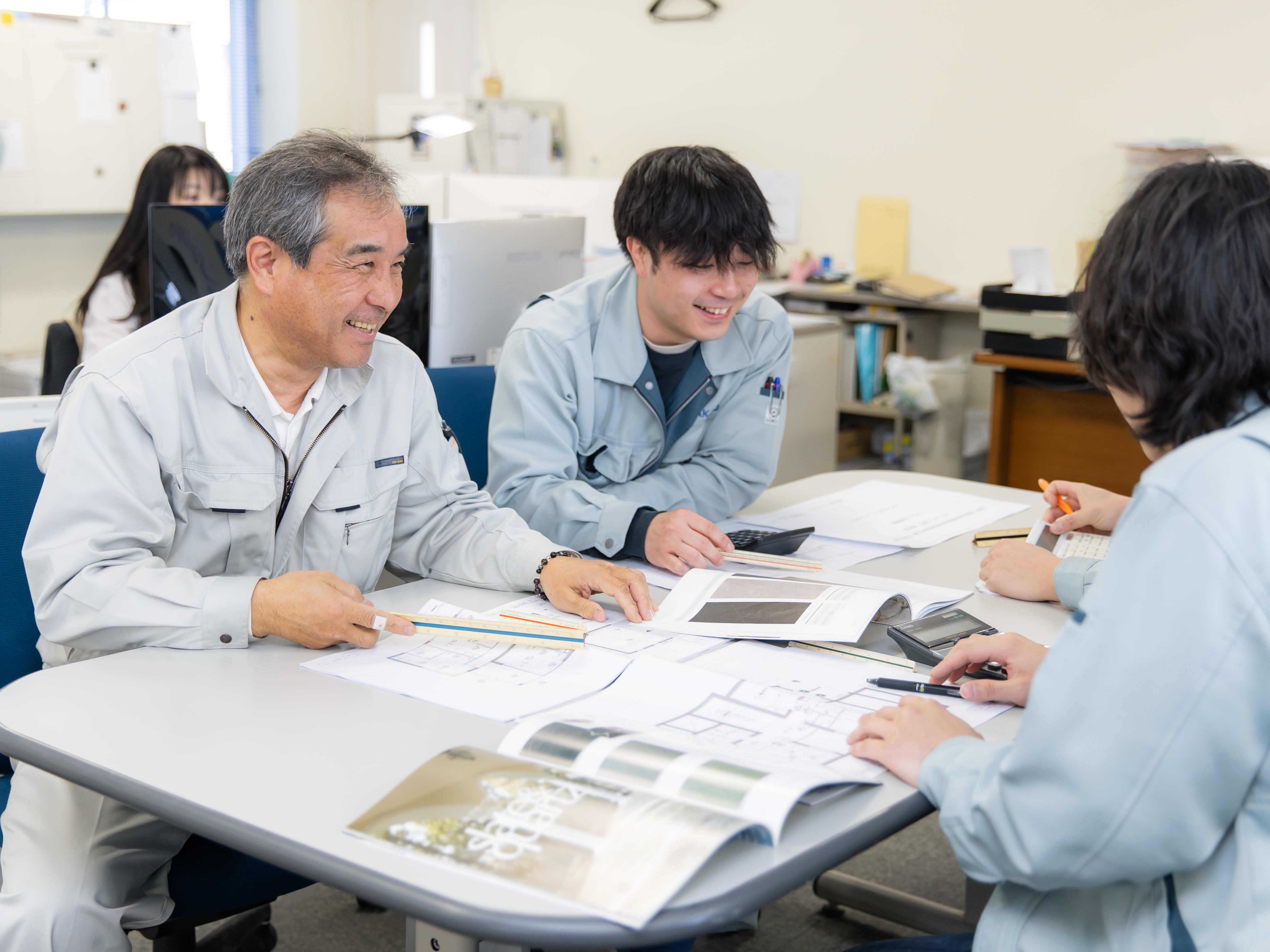 若手社員が入社した当初は、よくこうやってみんなで集まって勉強会をしたものです。成長とともに一人でできる業務が増え、勉強会の頻度は減りましたが、今後も定期的に行っていきたいと考えています。