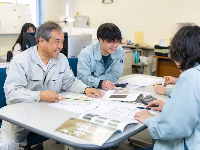 若手社員が入社した当初は、よくこうやってみんなで集まって勉強会をしたものです。成長とともに一人でできる業務が増え、勉強会の頻度は減りましたが、今後も定期的に行っていきたいと考えています。