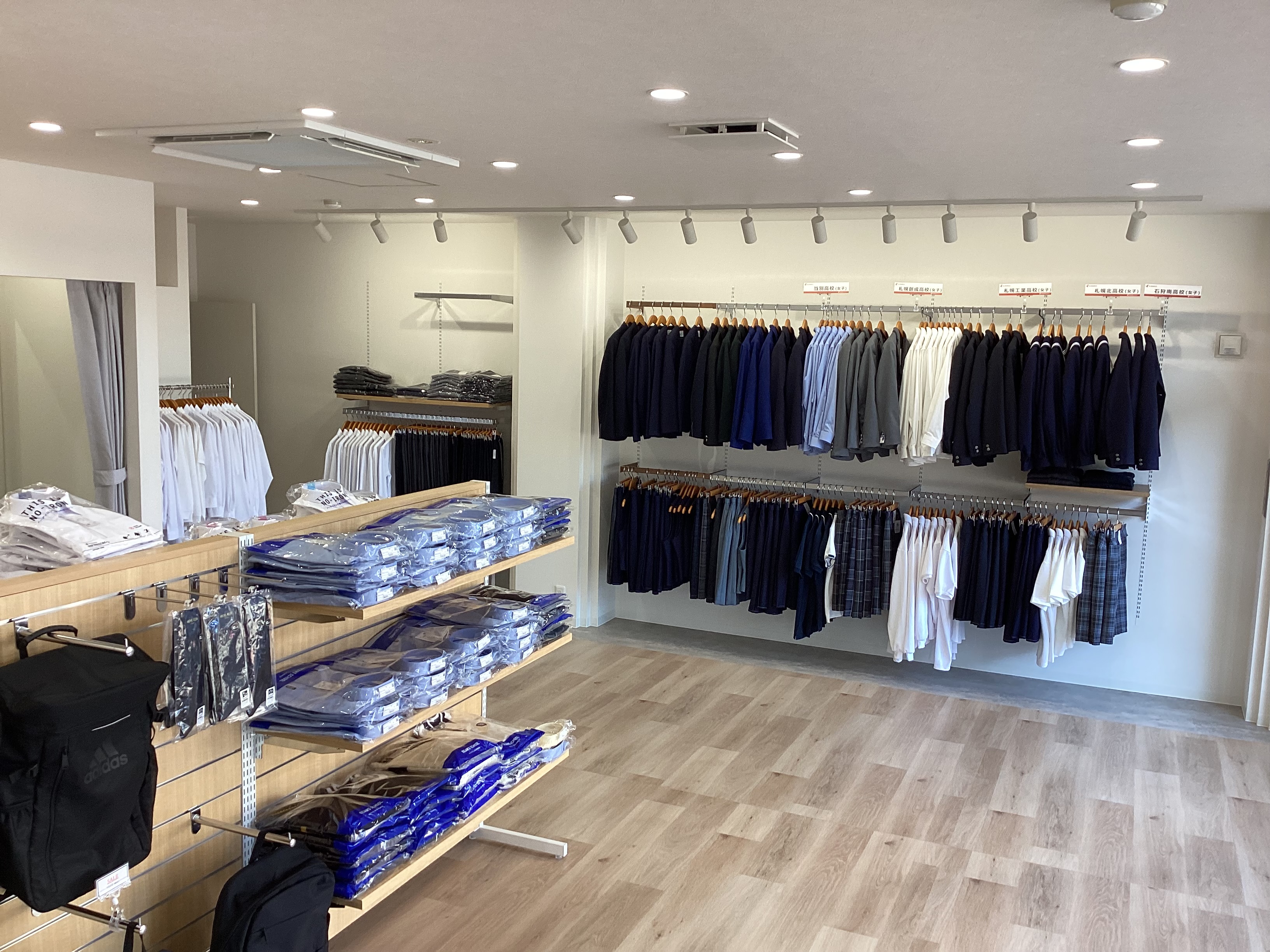 人生の節目に立ち会う仕事だからこそ、一着一着を丁寧に届ける喜びがあります。採寸した子が3年後に立派に卒業していく姿を見ることも。地域のお客さまと長く深く関われる、温かい仕事です。