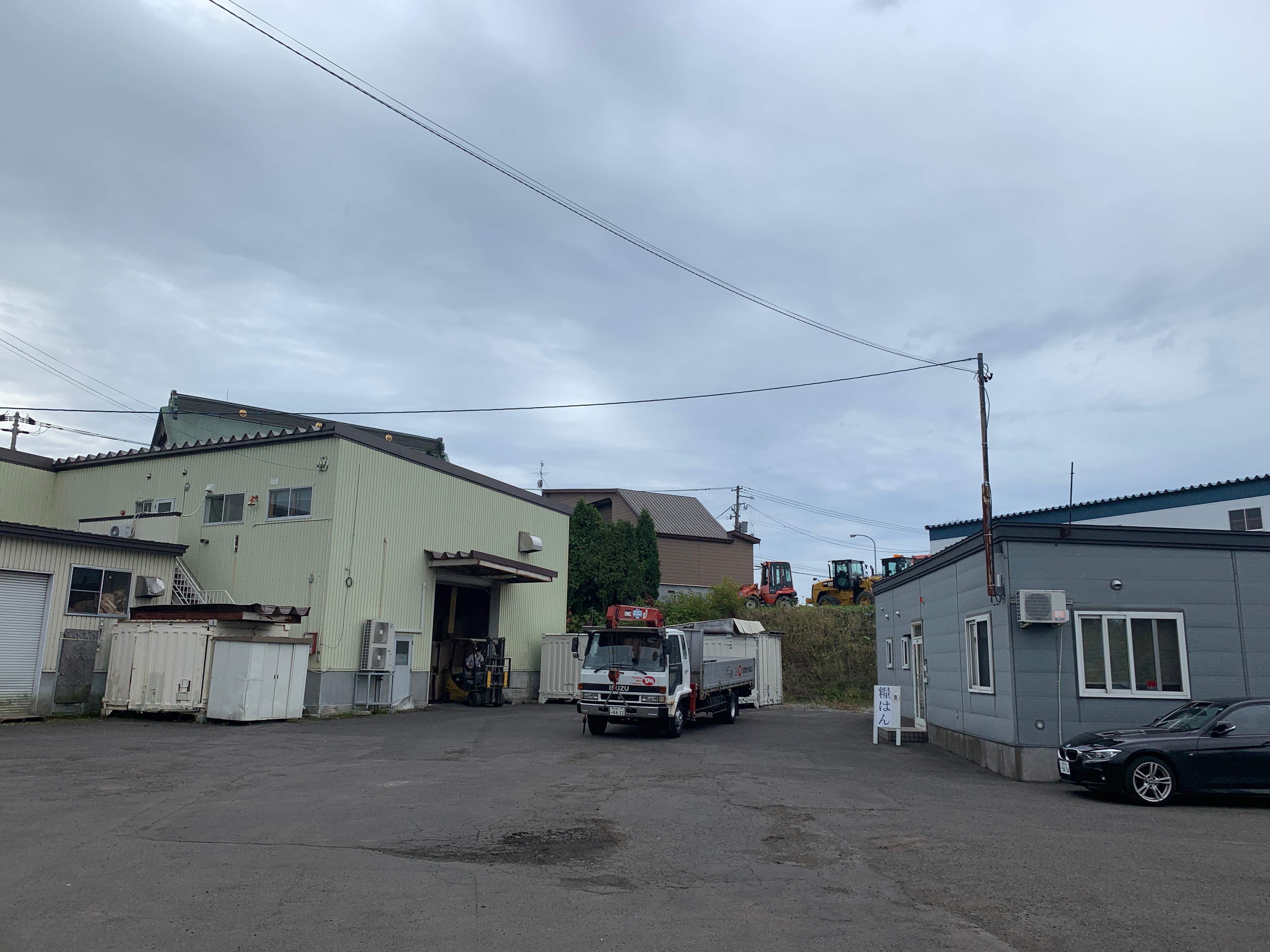 精米工場（左）と事務所（右）
