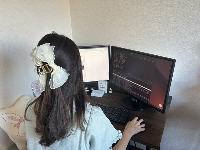 女性エンジニアも活躍中。勤務時間や働き方の相談もしやすい環境です。フルリモート勤務で通勤時間もかかりません。有給休暇も取りやすく、プライベート？家庭との両立も叶います。