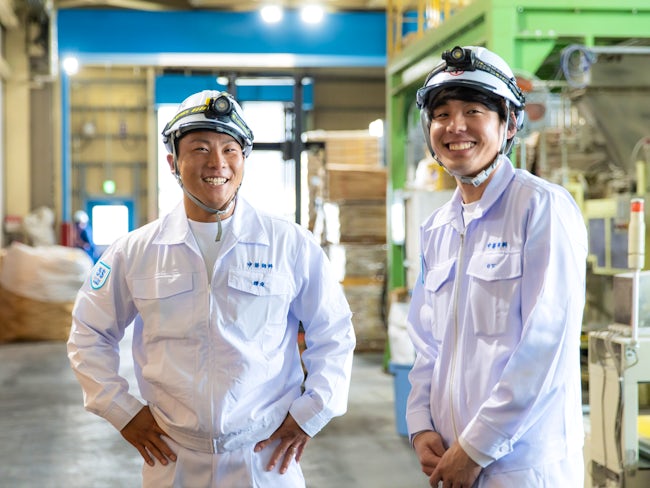 気兼ねなく話せる関係性が日々のモチベーション。笑顔の裏には、互いを高め合う真剣さ。「次の世代へ」と若手教育に力を入れ、10年後もこの会社を支える、若きリーダーたちです。