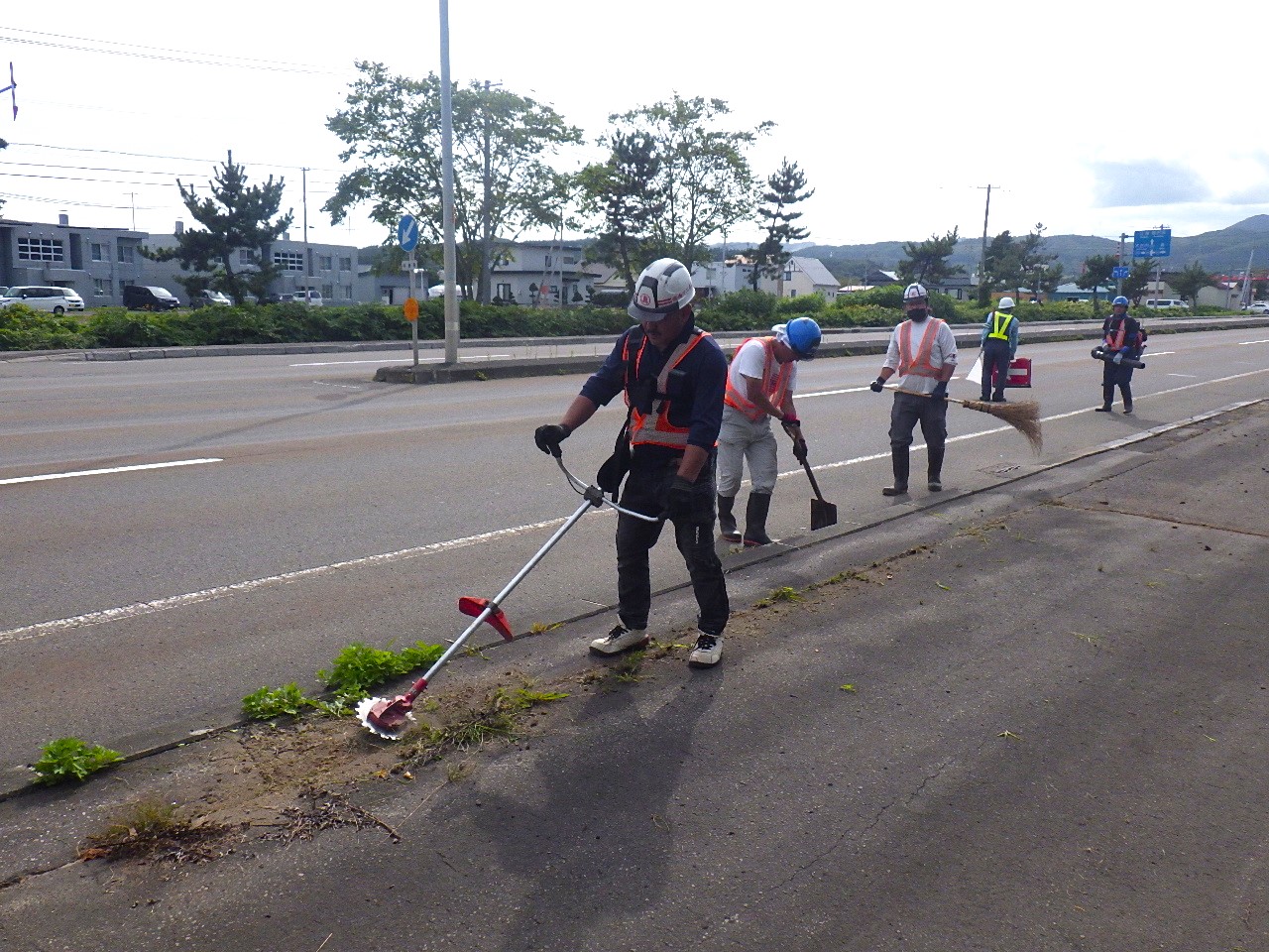 【暮らしの安全を守る！】
豊かな暮らしを妨げる雪、道路のひび割れ、雑木・草など。冬季は除雪作業、夏季は道路清掃や草刈り等を行い、皆様の日々の暮らしを支え、安心・安全に生活できる暮らしを支えています！