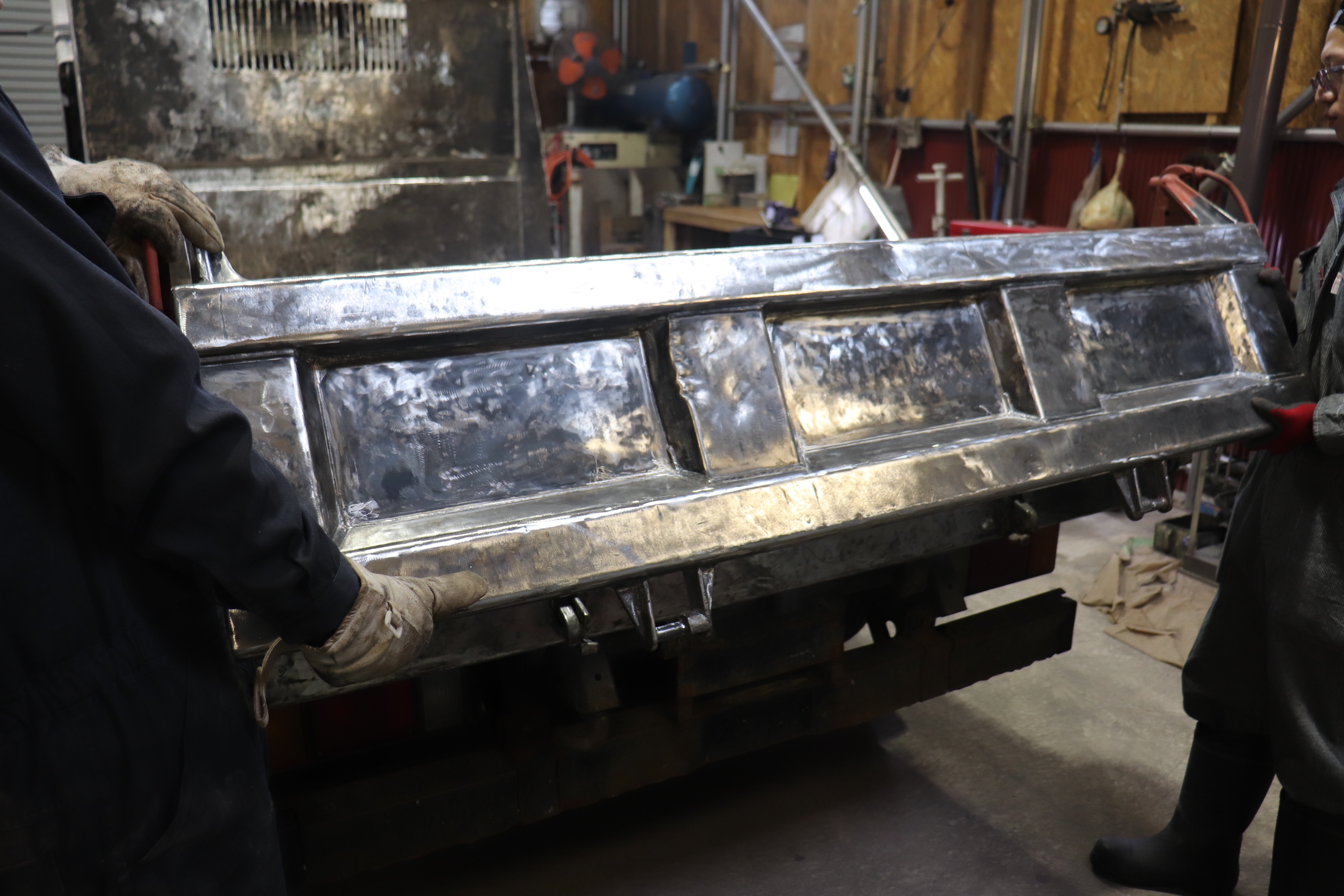 ＜仕事の流れ①＞古いボディ等を取り外します。重たい物もあるので、数名で協力して取り外しを行います。