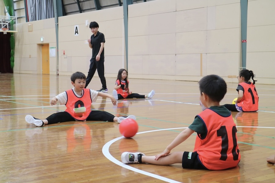 バルシューレ教室には学校終わりの子どもたちが集まります。バルシューレとは、ドイツ生まれのボールを使った運動プログラム。特定の競技に偏らず、遊びの要素を交えながらボールを使って運動の基礎感覚を養います。