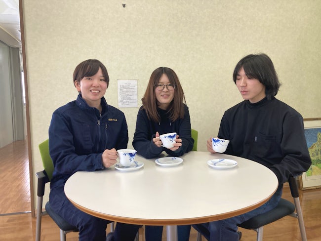まずは先輩スタッフと同行しながら少しずつ業務を覚えていってもらいます。「この書類はこう作るんだよ」「現場ではこんなことに意識を向けよう」など、基礎の基礎からお教えします。