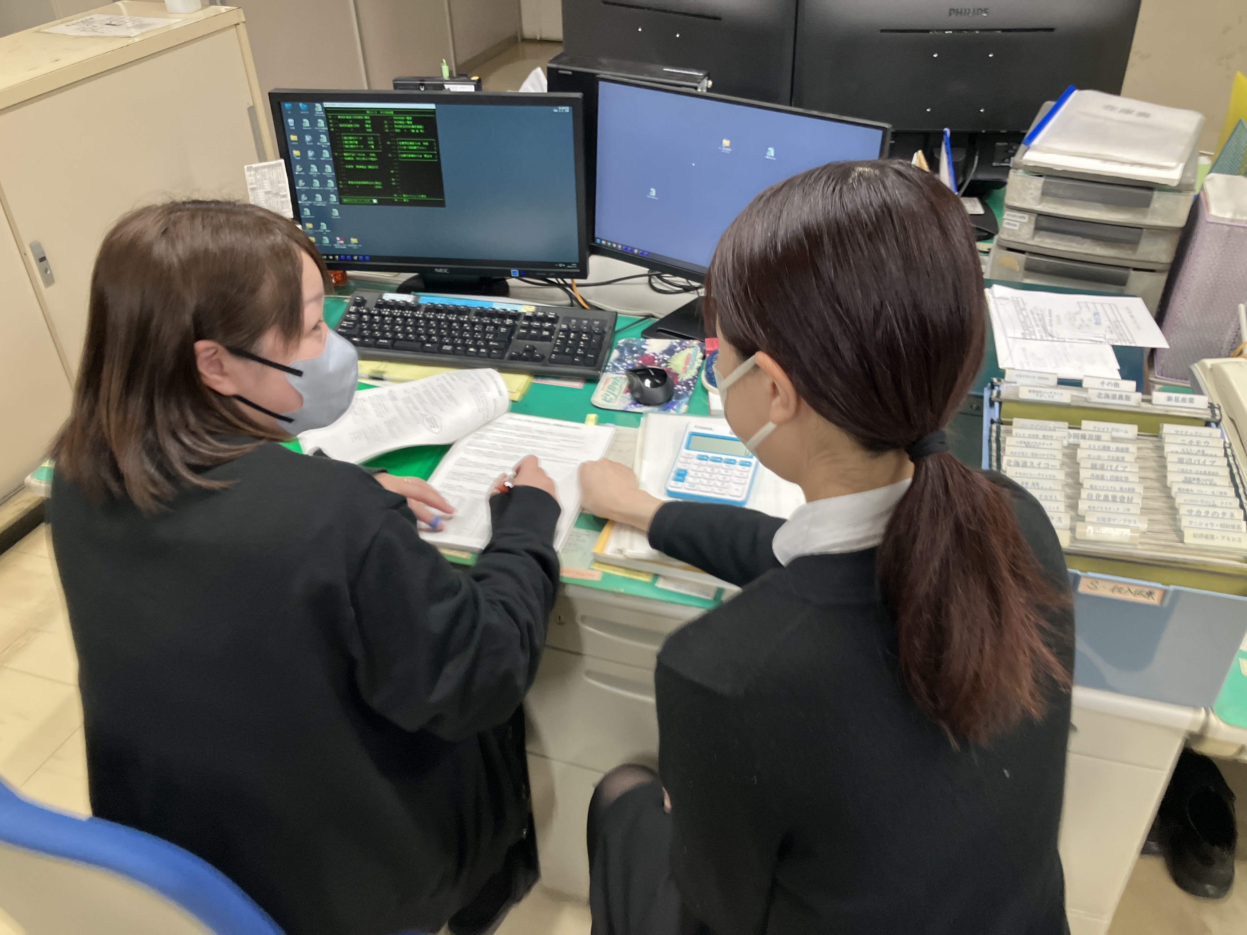 ＜職場の雰囲気＞
今回の部署は､9名体制（男7名女2名）です。キャリアの長い先輩が丁寧にマンツーマンで指導します。一人前になるまでの教育期間を長めにとっておりますので、未経験の方でも安心して下さい。