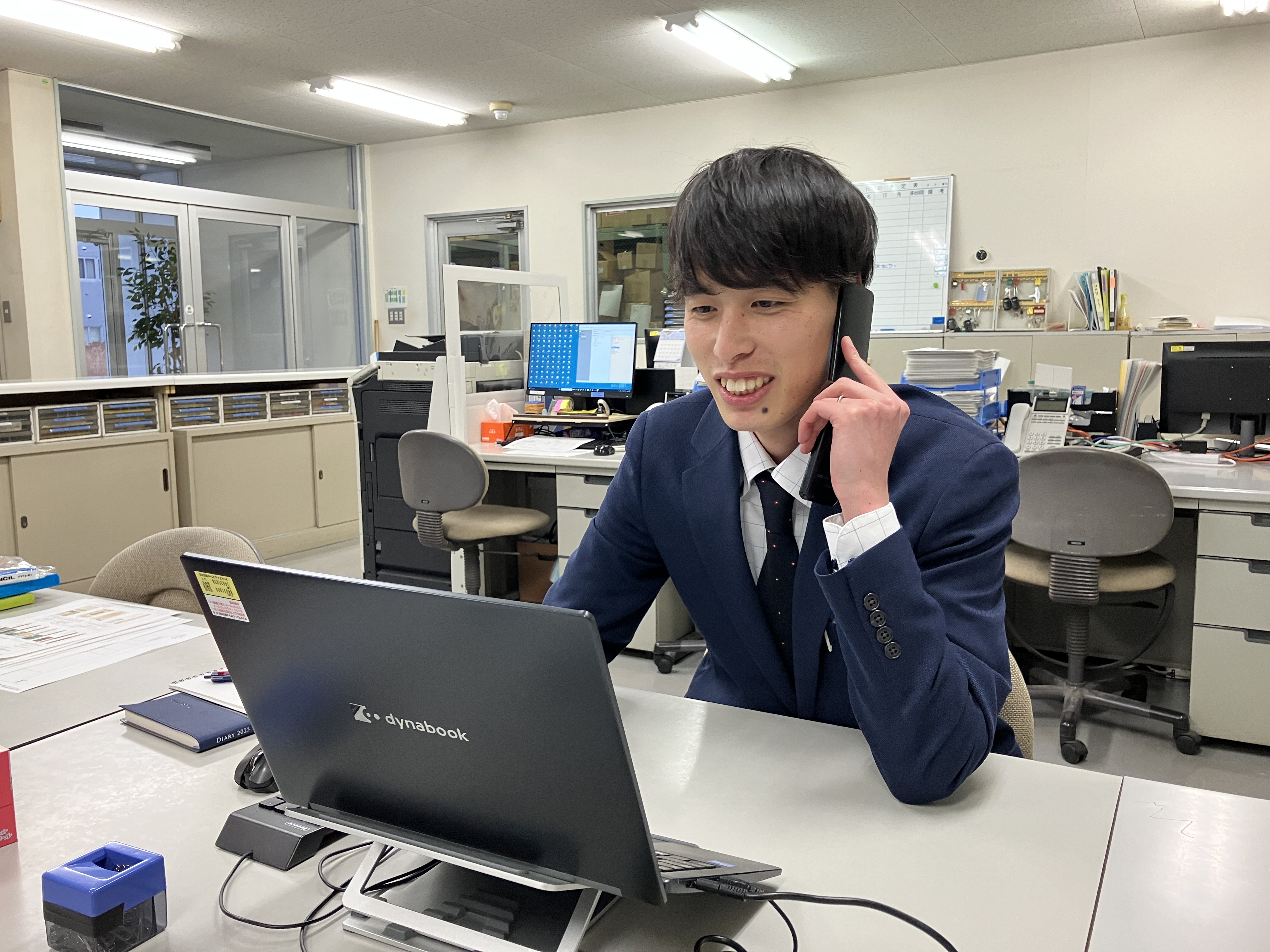 ▼商材の全ては覚えません（笑）
例えばノートだけでもサイズやカラーが豊富なので、すべては覚えられません。各メーカーさんからパンフレットが出ているので、提案時はパンフレットをベースに案内しています。