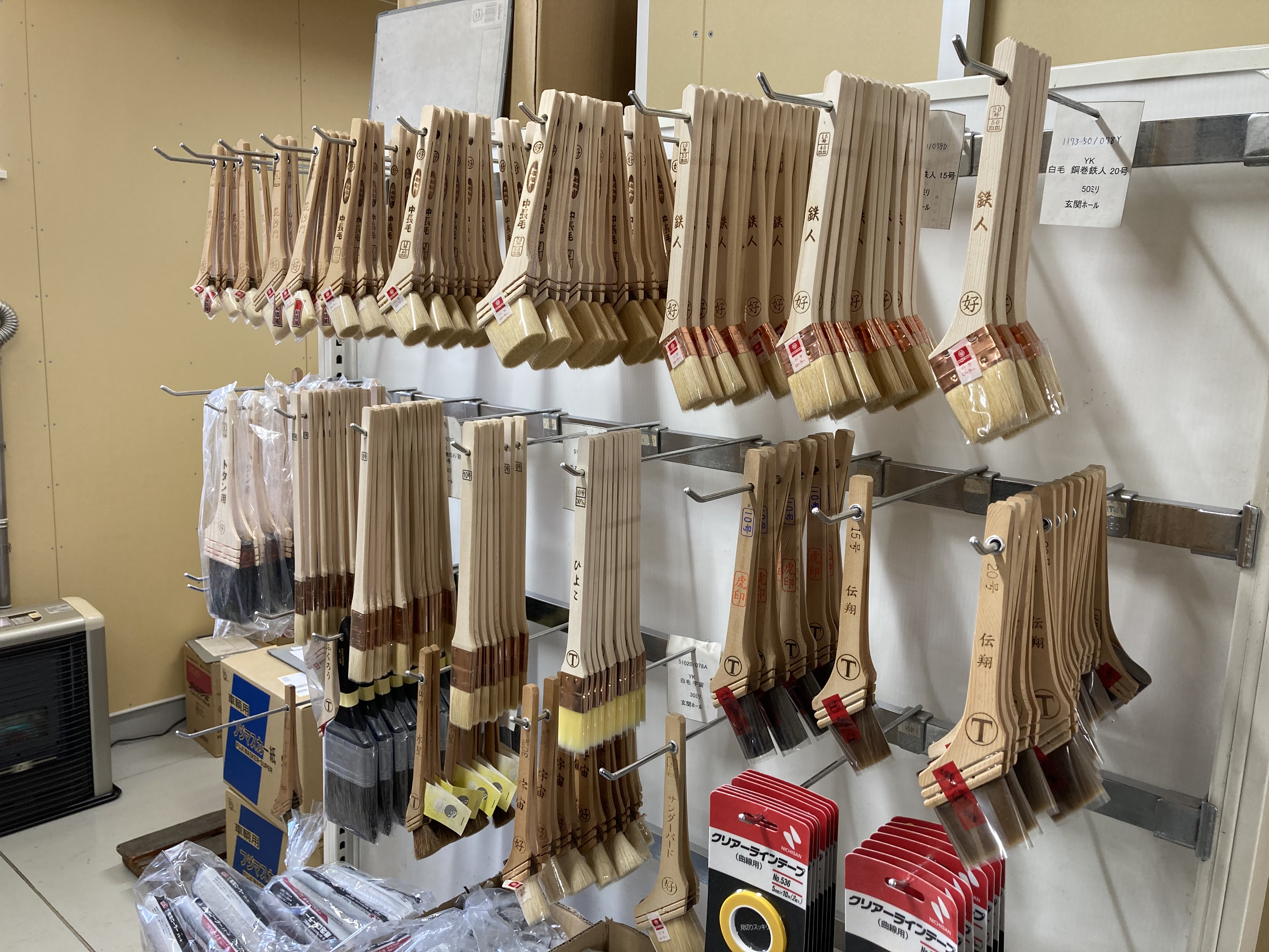 建設業界や自動車板金工場がお客様。塗料を塗るための刷毛も扱っています。