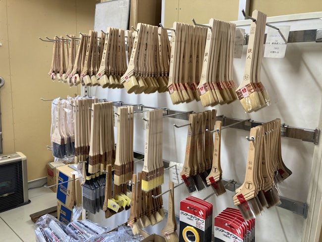 建設業界や自動車板金工場がお客様。塗料を塗るための刷毛も扱っています。