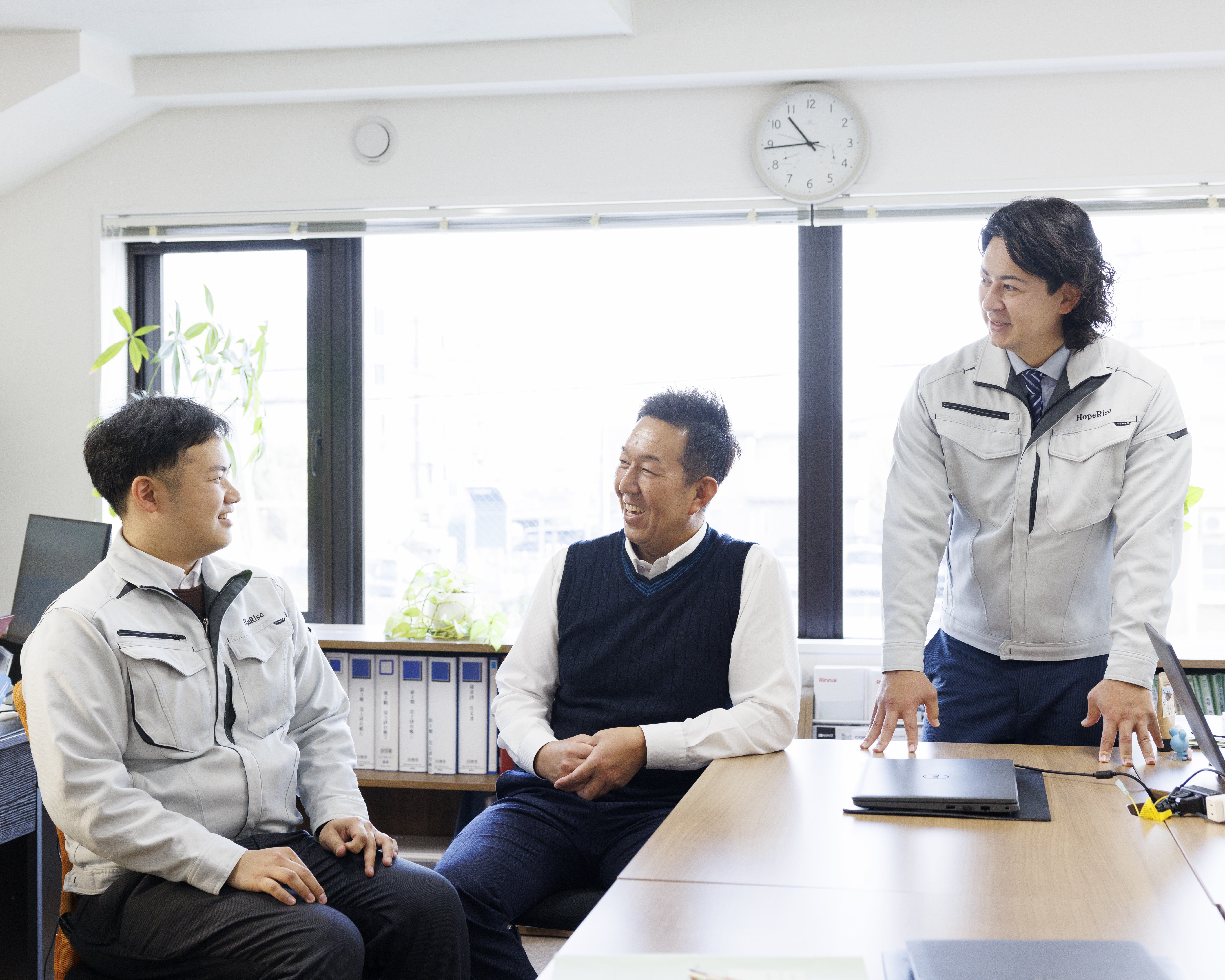 少人数の職場ならではのアットホームな雰囲気が自慢。社員同士の距離が近く、日常的に意見交換が活発。ランチを共に楽しむなど、仕事以外の話題でも盛り上がる温かい職場環境で、新人の方もすぐに馴染めます。