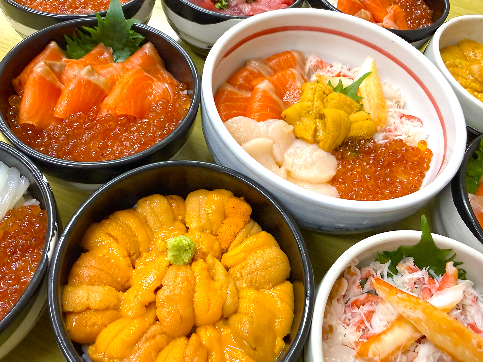 【季節の限定メニューや北海道のおいしい食材を贅沢に使った海鮮丼が大人気です。】
