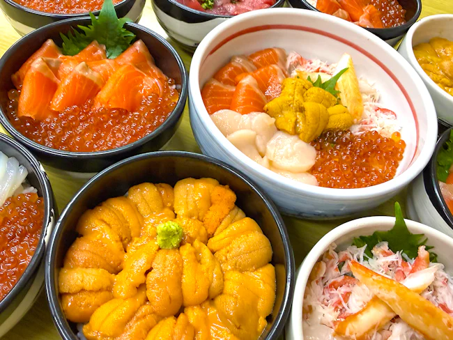 【季節の限定メニューや北海道のおいしい食材を贅沢に使った海鮮丼が大人気です。】