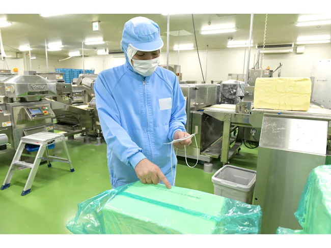 製造は難しい作業はなく、先輩もほぼ未経験スタートです。空調完備のキレイな工場で、自分のペースでモクモクと作業に集中。対人ストレスフリーな環境で働きたい方にピッタリな職場です。