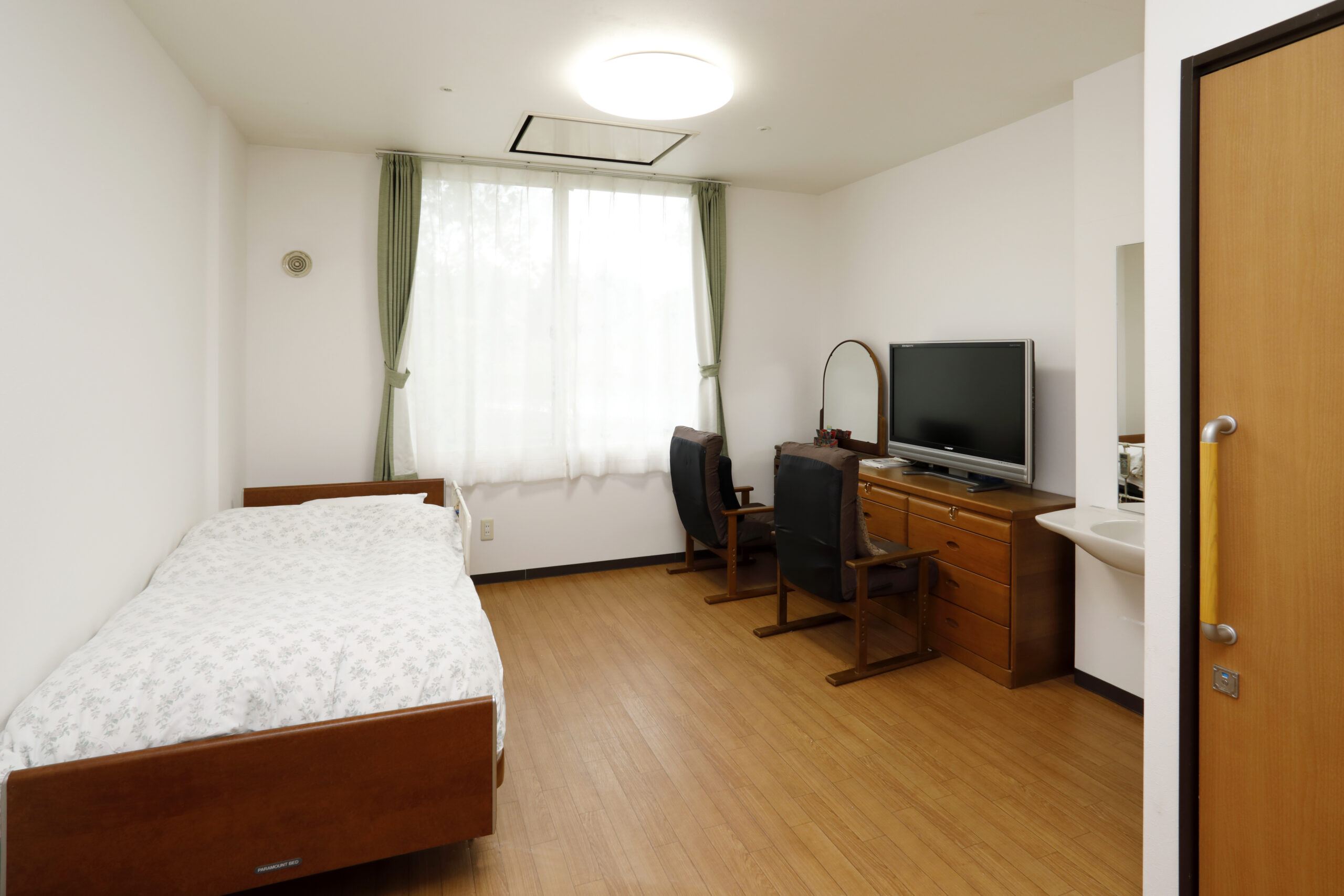 居室は広々として移動しやすい