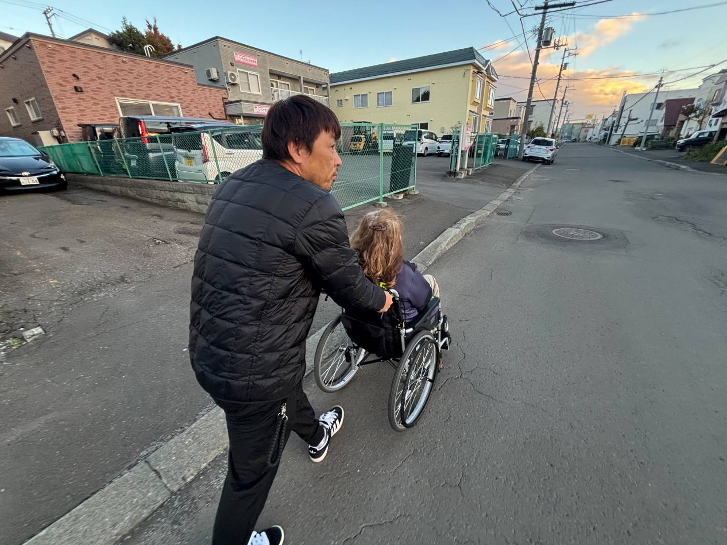 当事業所では、食事や入浴の身体介助の他、利用者様とショッピングに行ったり、映画に行ったりと、利用者様に寄り添いながらお仕事しています。
