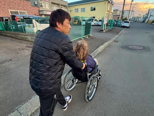 当事業所では、食事や入浴の身体介助の他、利用者様とショッピングに行ったり、映画に行ったりと、利用者様に寄り添いながらお仕事しています。