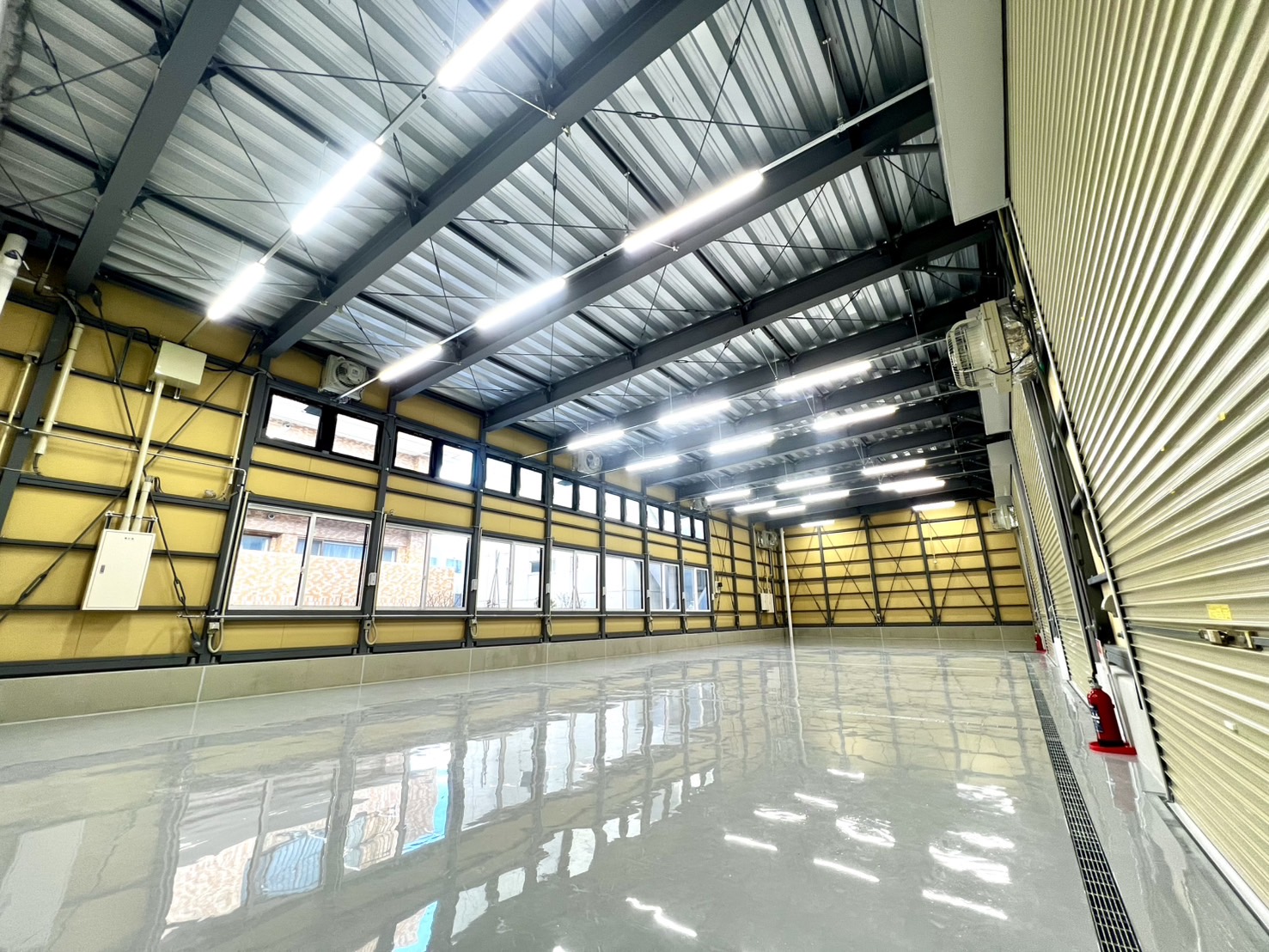 元々美園に店舗を構えていましたが、お客様のニーズも増えてきたため増設し、36号線通り沿いに新規オープン！
作業場も新しくきれいで広々としており、快適に働ける環境です♪