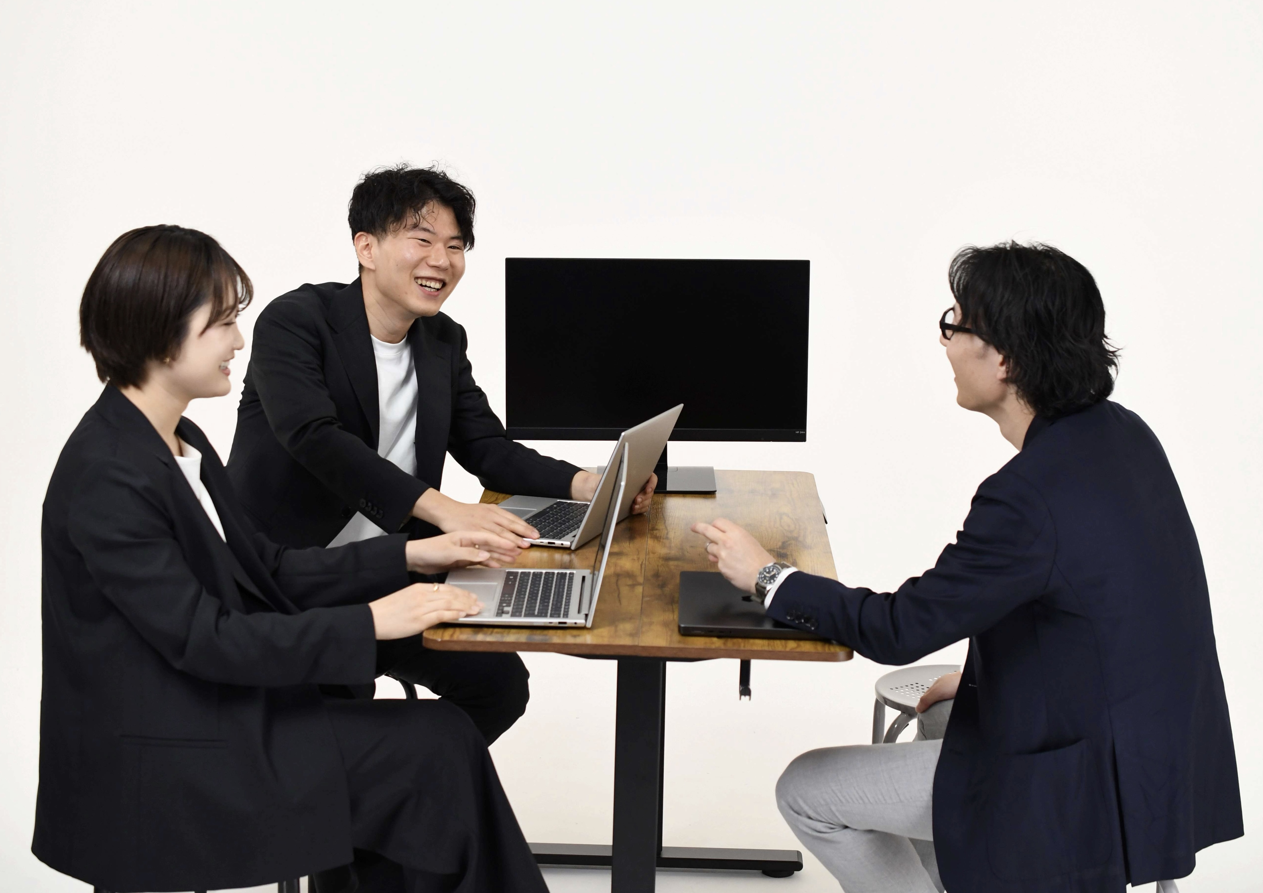 PC・社用携帯貸与あり。裁量を持って主体的に働けるポジションです。