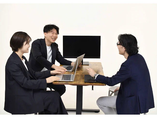 PC・社用携帯貸与あり。裁量を持って主体的に働けるポジションです。