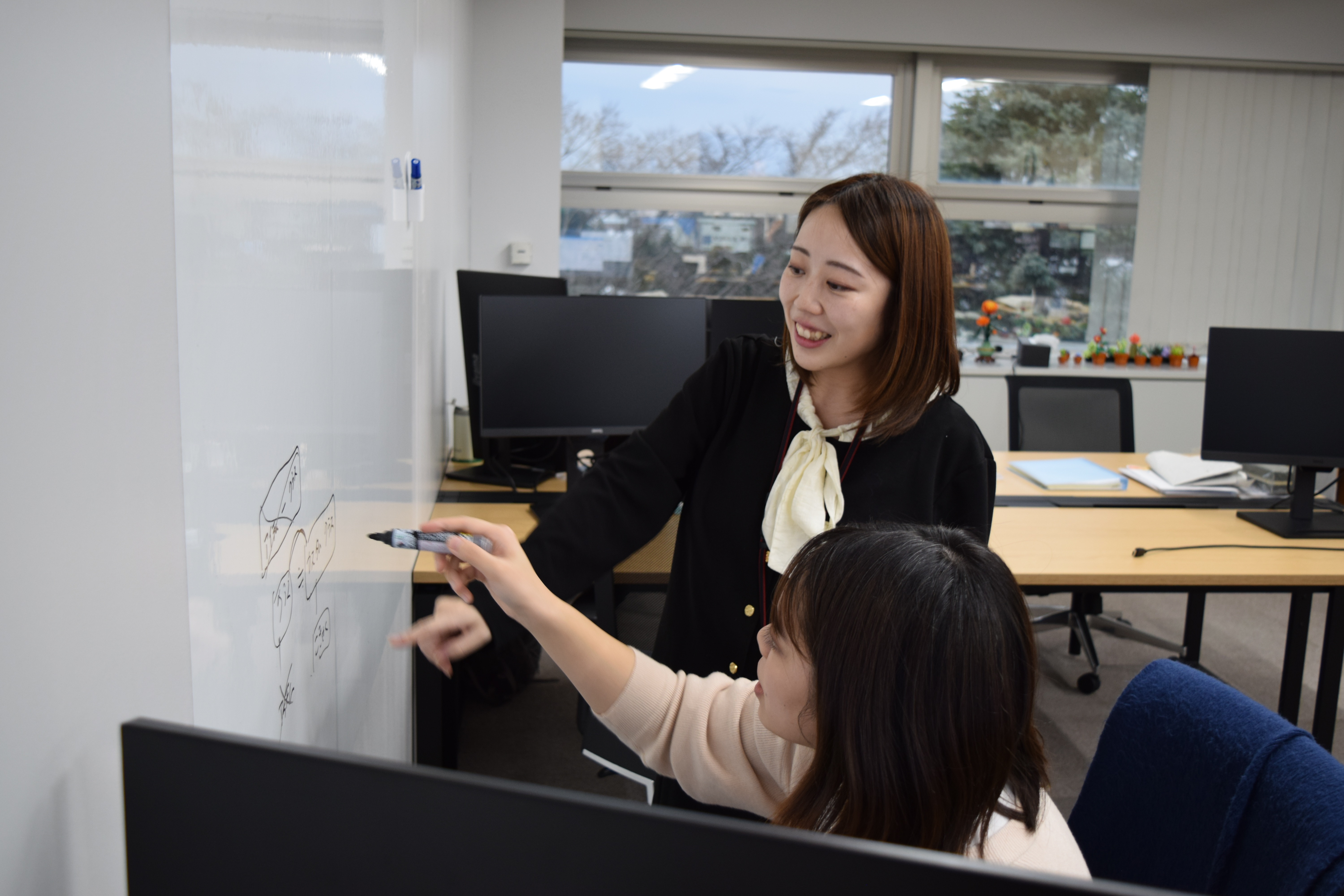 札幌にいながら首都圏の大手企業のシステム開発に関われます。開発の一部を受託するのではなく、設計から構築までイチから関われるのはやりがいと達成感にも繋がります。