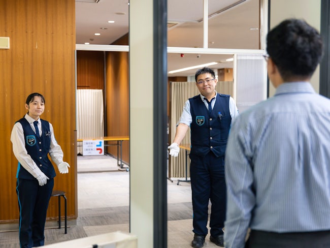 空港では保安検査業務の一環で、お客様との会話が必要不可欠です。ある程度のコミュニケーション力は必要ですが、知識やコツなどは研修や日々のOJTでお伝えいたします。