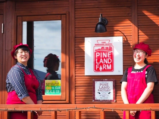 当社製造の食品は、専門店舗『PINE LAND FACTORY(パインランドファクトリー)』だけでなく、空港アンテナショップ(羽田空港、新千歳空港)や催事場、道の駅、オンラインショップでも販売しています。