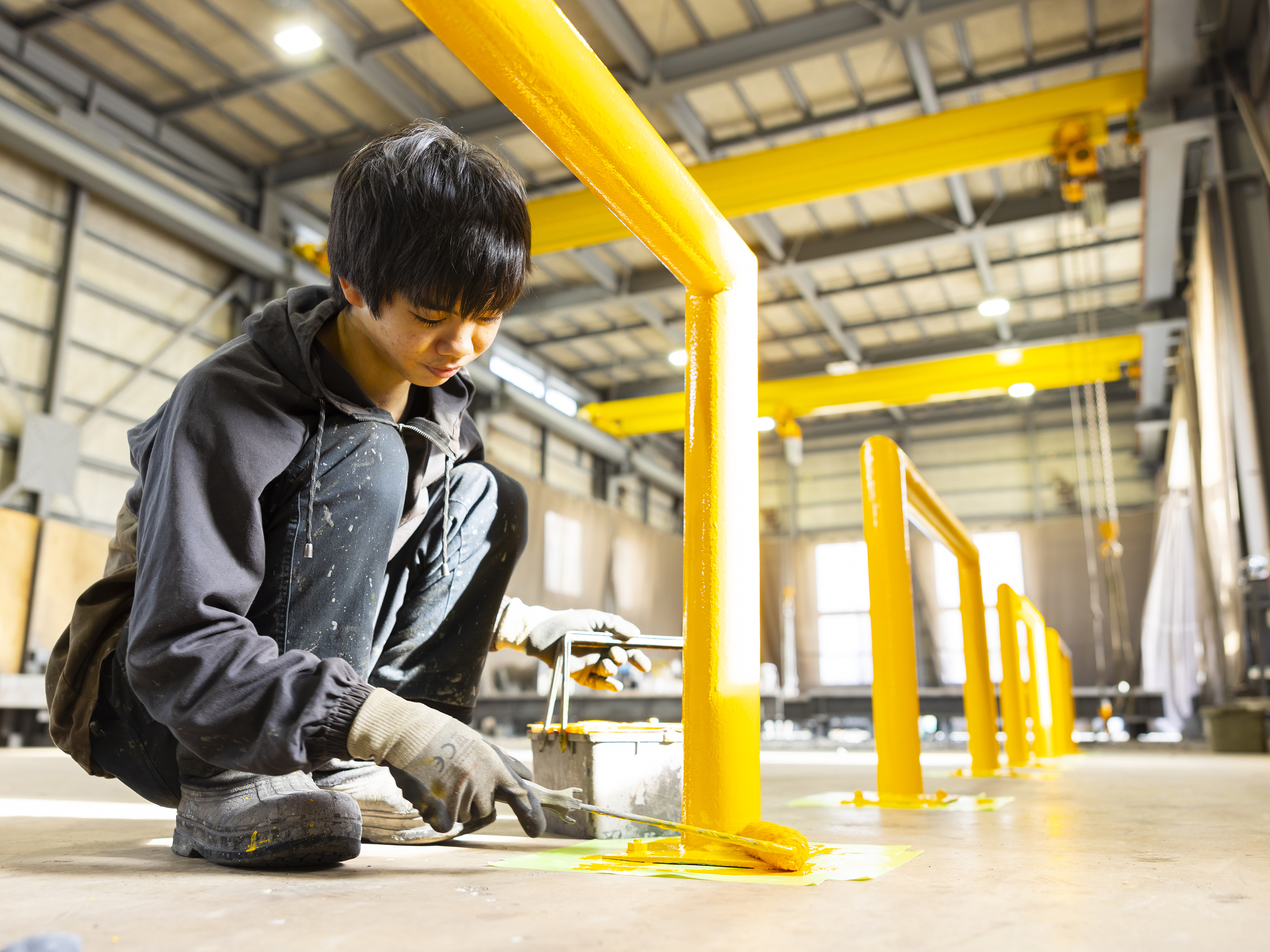 【工場について3】みんなが不快感なく働くことができるように、工場内も掃除機をかけたり、剥がれたペンキも再塗装したり…。自分たちが働く工場内の清掃・美装も大切な仕事です。